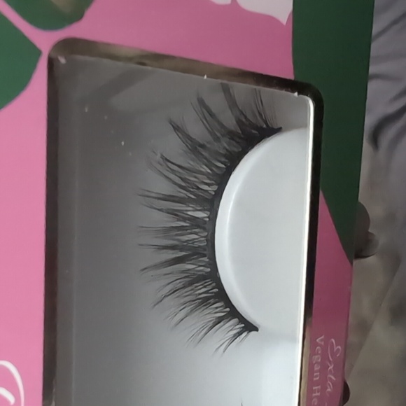 Divine world of lashes lush - Picture 5 of 5